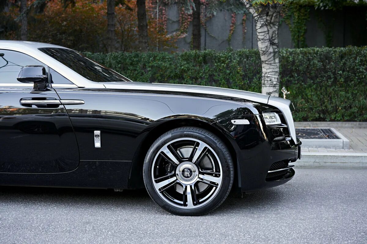 Rr spectre. Rolls Royce Wraith 2022 Black. Rolls Royce Wraith Coupe 2023. Роллс Ройс врайт 2022 новый. Чёрный Rolls Royce Ghost 20223.