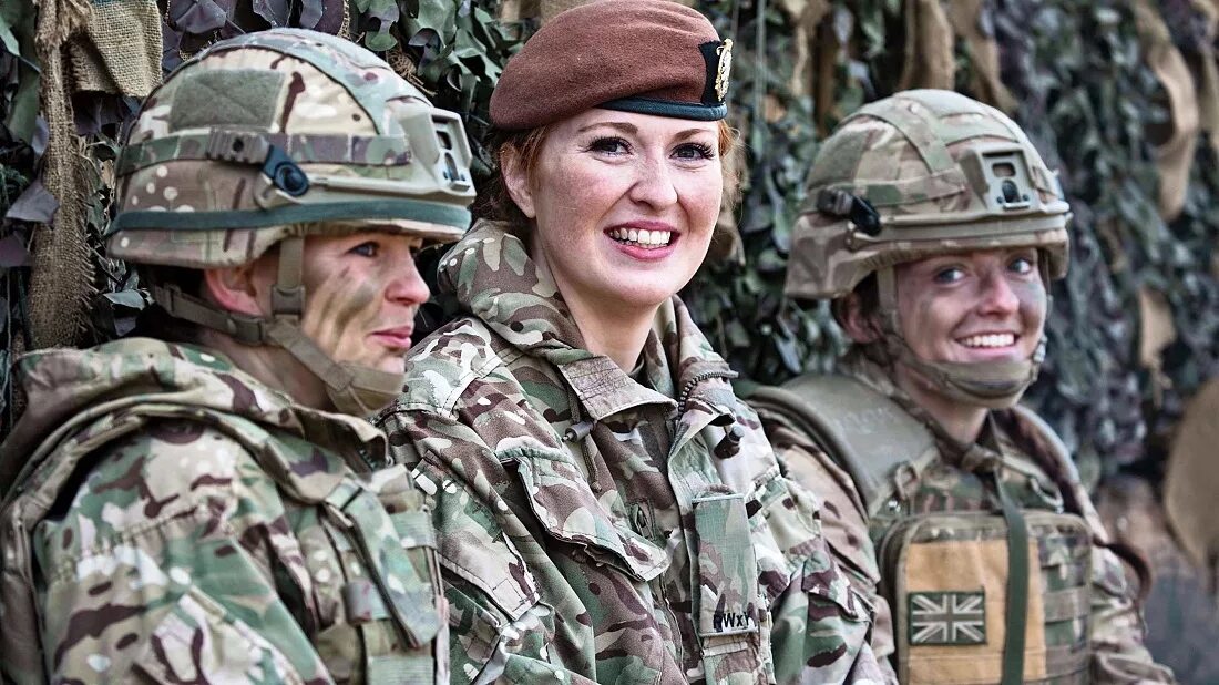 Сколько женщин служит. Женщины военнослужащие. Британские женщины военные. Американские женщины военнослужащие. Женщины в британской армии.