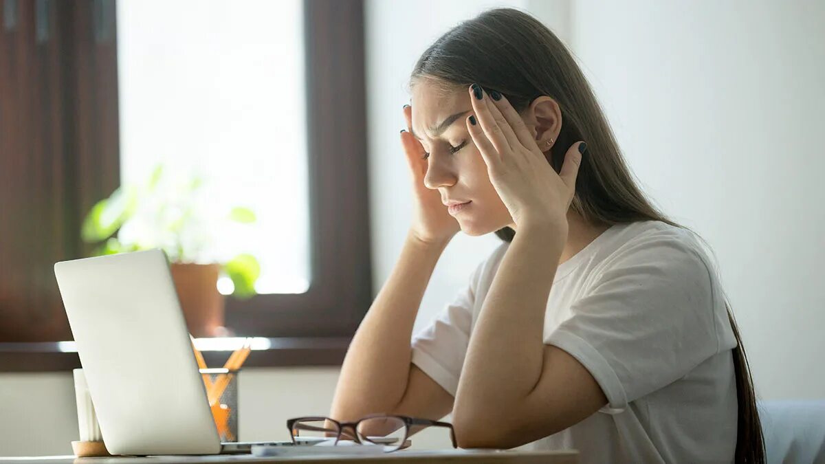 Усталость. Усталость после стресса. Уставший человек. Мужчина усталость. Проблемы со зрением.