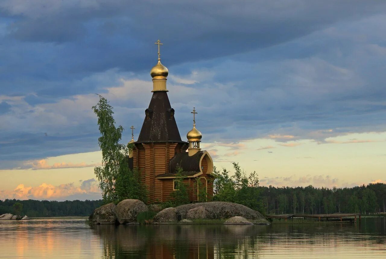 Храм апостола андрея первозванного на реке вуоксе. Церковь андрея. Храм андрея первозванного новосибирск. Приозерск часовня андрея первозванного. Церковь андрея первозванного во фрязинове.