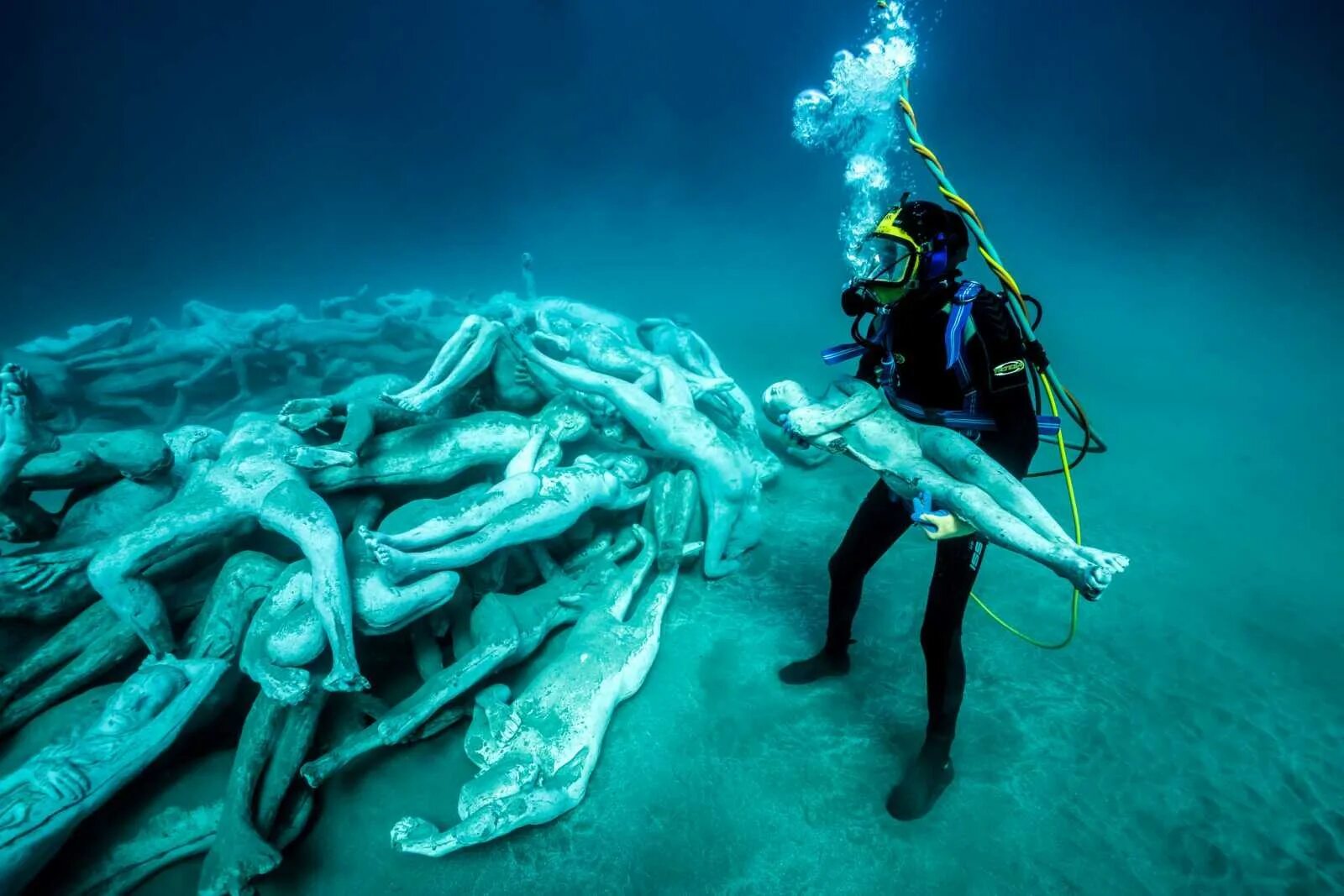 Группа морских организмов обитающих на дне океана. Jason DECAIRES Taylor. Подводный музей Atlantico. Музей подводных скульптур на Канарских островах. British sculptor Jason DECAIRES Taylor.