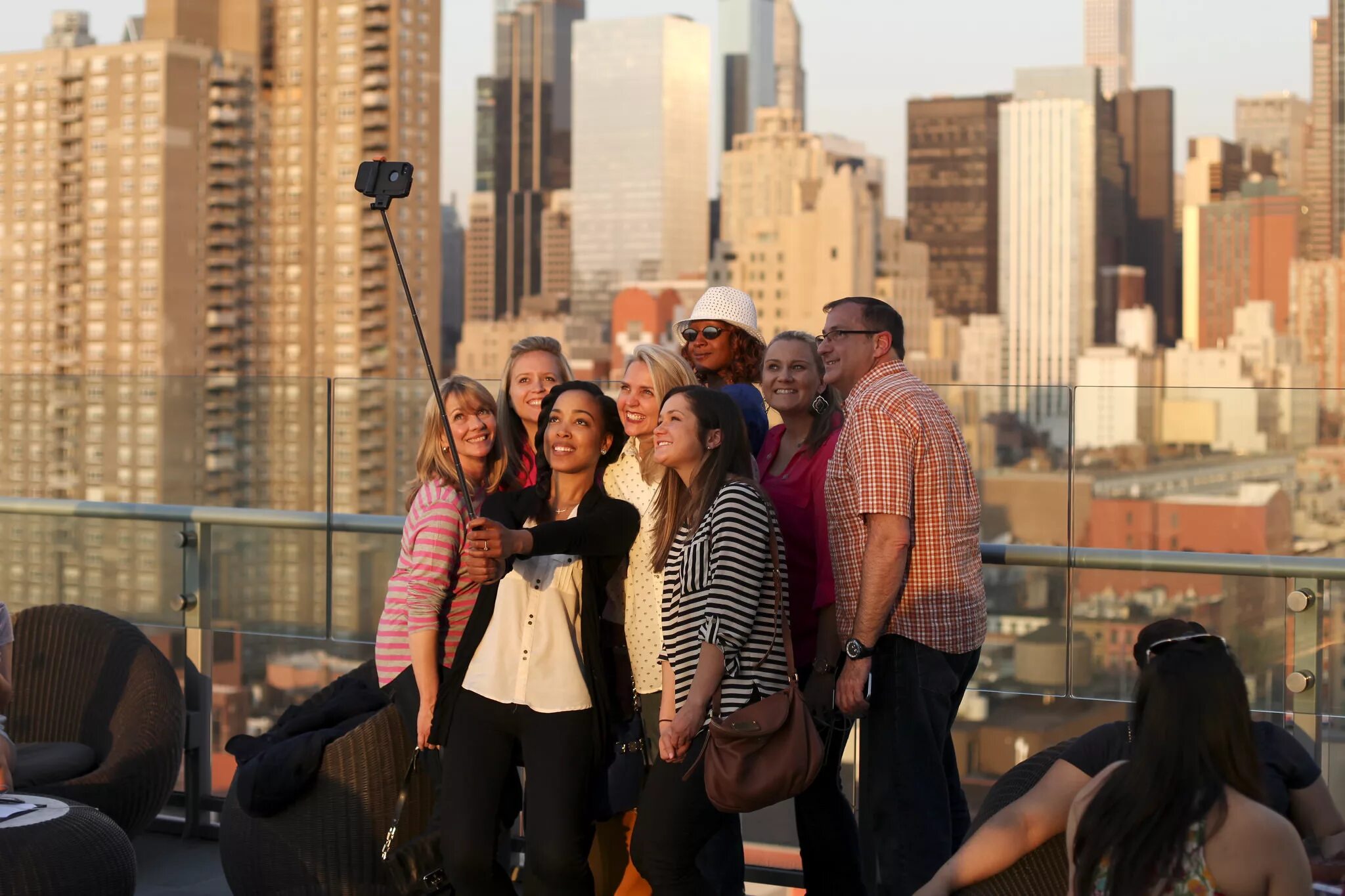 Home selfie. Панорамное селфи. Селфи палка New York. Груфи селфи вид. Компания делает селфи.