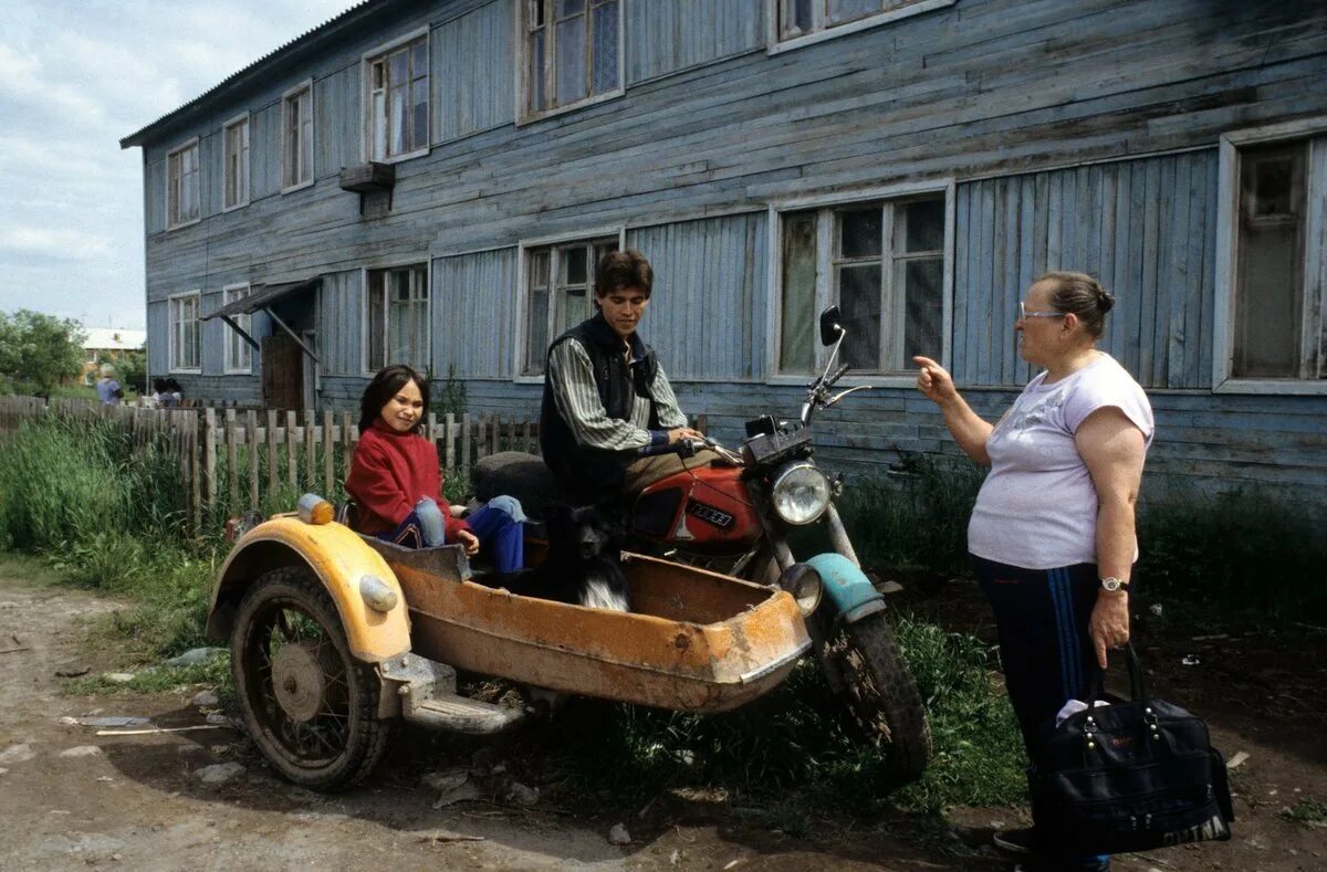 Деревенские жители. Деревня 90-х. Деревня в 90-е. Деревни в 90-е годы.