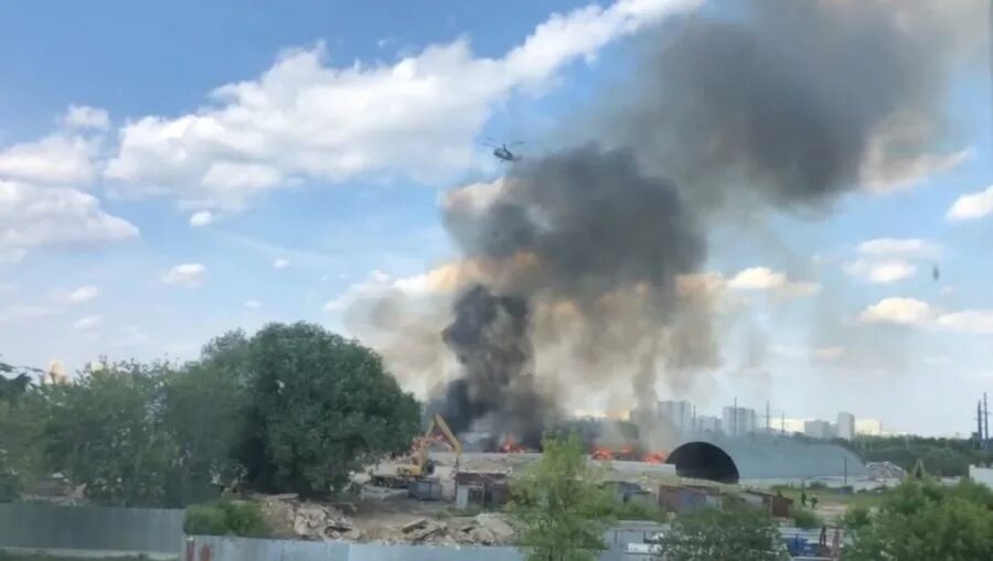 Пожар в москве сейчас. Пожар в москве вчера. Что горело на западе москвы сегодня. Пожар на стройке. Пожар на западе москвы.