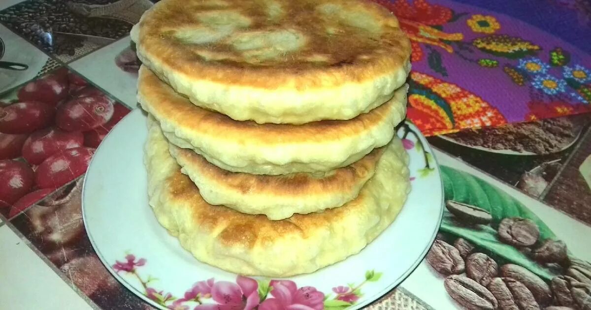Мягкие лепешки на кефире. Лепёшки на кефире. лепешки на кефире с начинкой. сырные лепешки на кефире с зеленым луком. лепешки на кефире с зеленым луком.