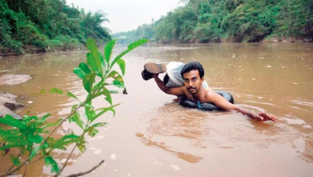 Через реку вплавь в школу. Абдул Малик из Индии. Переплыть через реку. Пересечение реки вплавь.