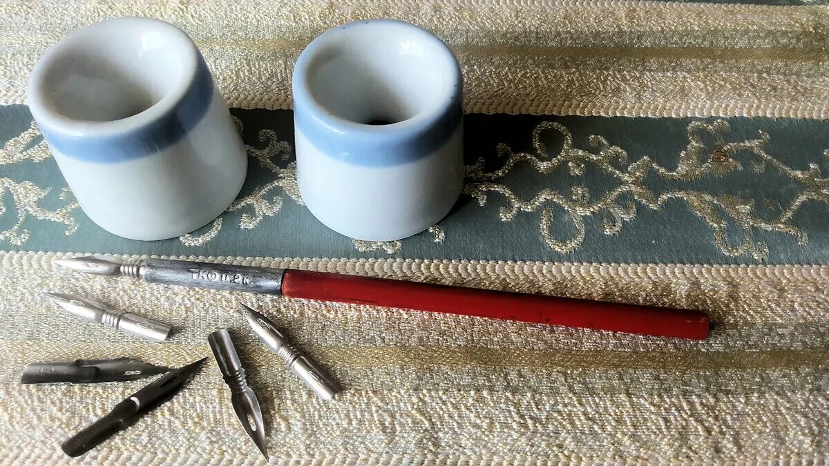 Гусиное перо для письма. Гусиное перо для письма. Обмакнуть в чернильницу. Обмакнуть в чернильницу. Гусиное перо и чернила.