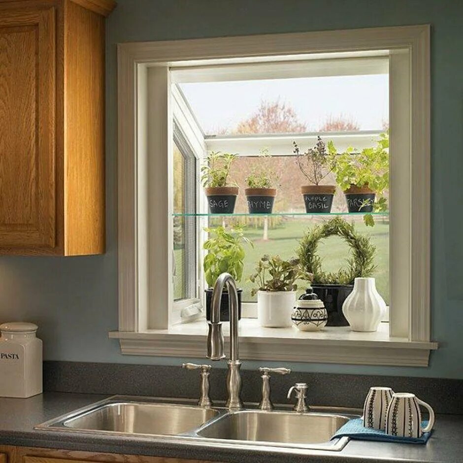 Установка пластикового окна кухни. Пластиковое окно на кухню. Кухня с окном. Горизонтальное окно на кухне. Отделка окна на кухне.
