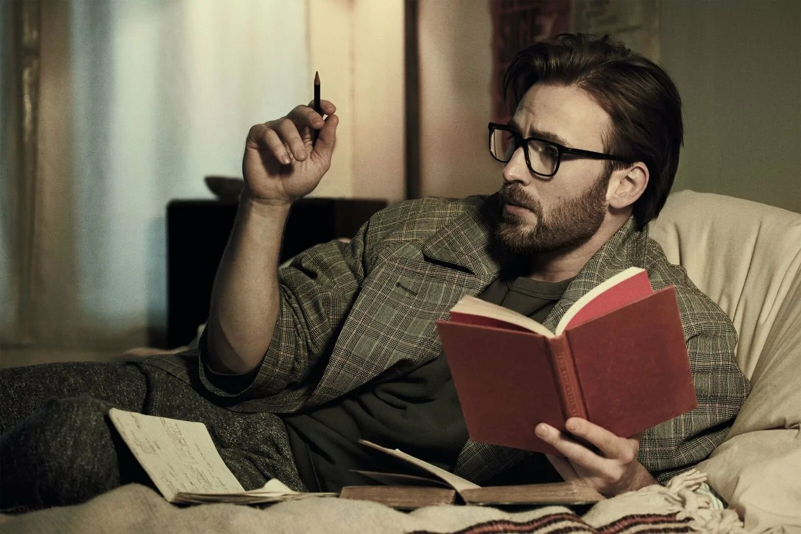 Образ ученого. Крис Эванс с книгой. Крис Эванс очки. Эванс в очках. Chris Evans Photoshoot.