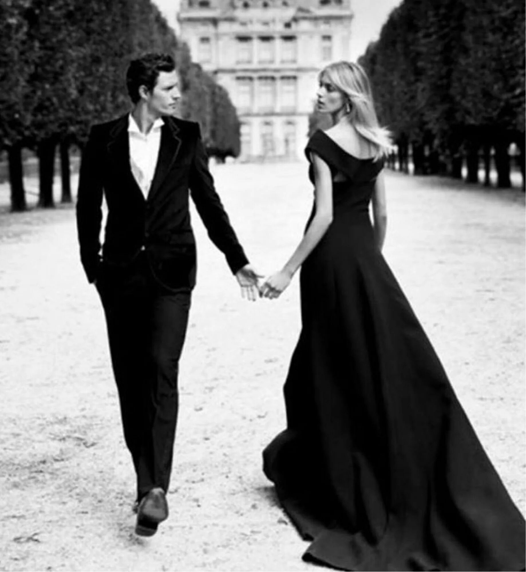 Он долго смотрел вслед уходящему. Фотосессия в черном платье. Пара в вечерних нарядах. Мужчина и женщина в черном. Фотосессия пары в черном.