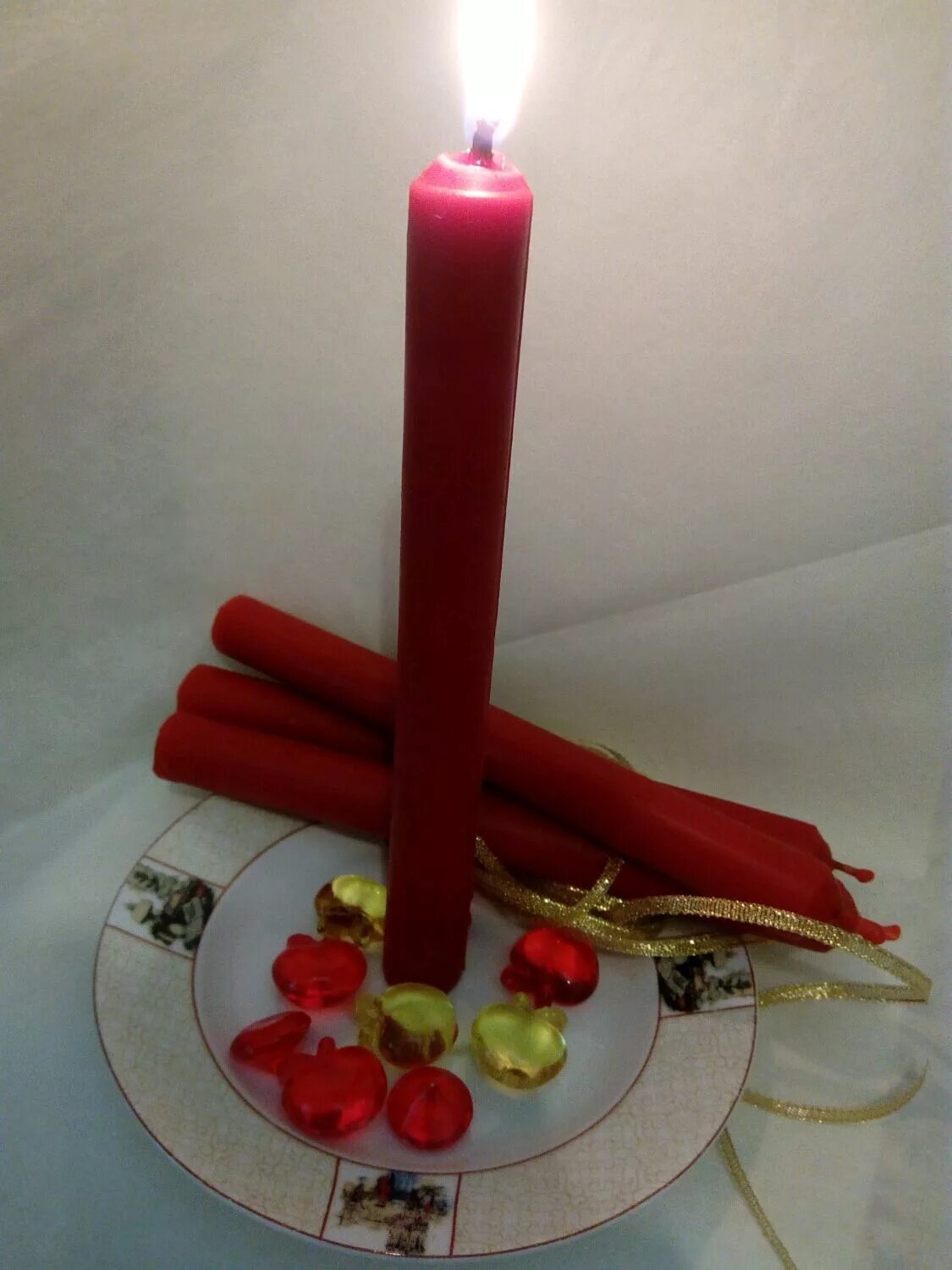 Красная свеча. Красные магические свечи. Восковые свечи. Свечи магические восковые. Что означает красная свеча