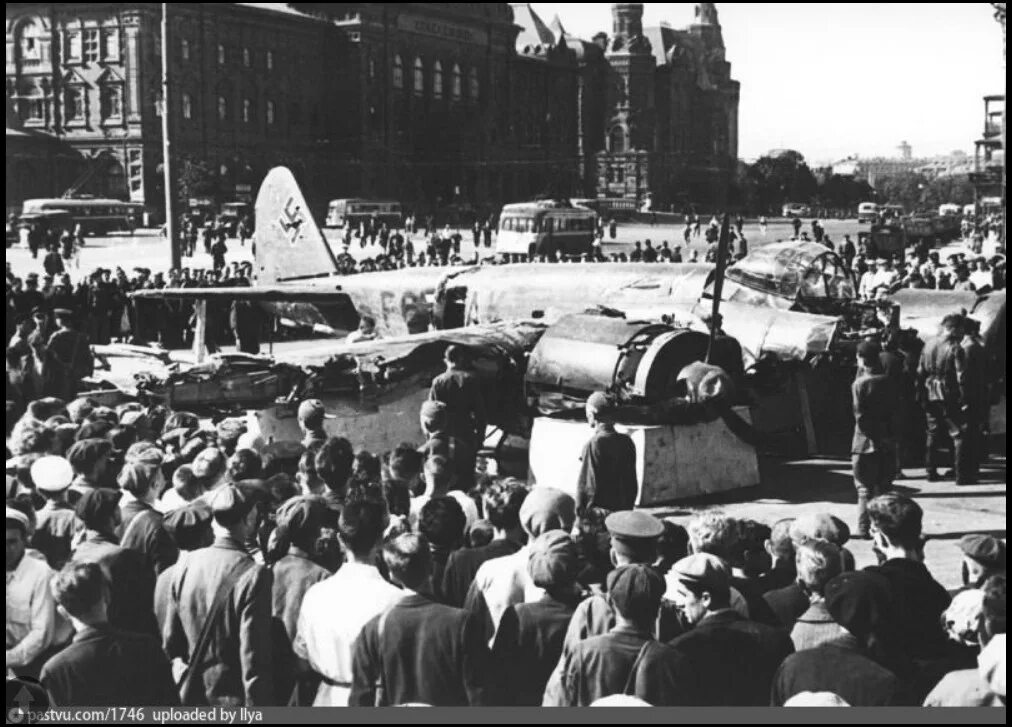 Москва военное время. Сбитый самолет в Москве 1941. Москва начало войны 1941. Битва над Москвой 1941.