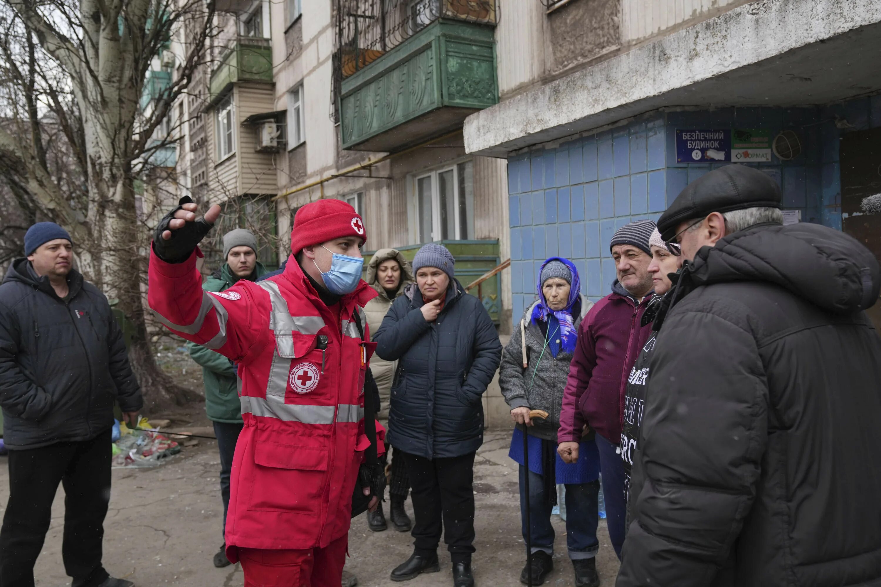 Последние новости сми украины на украинском. Гуманитарные коридоры на Украине. Гуманитарный коридор из Мариуполя. Фоторепортаж с Украины.