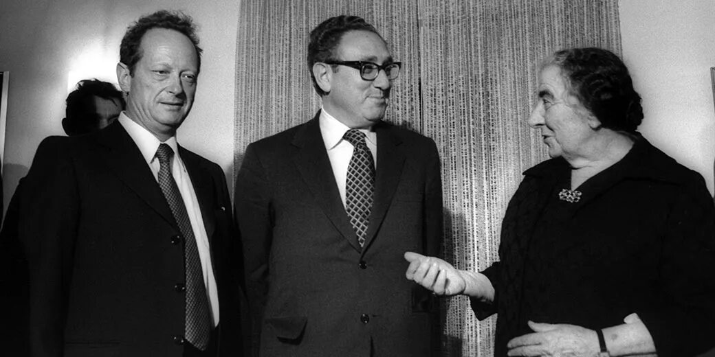 Киссинджер в молодости. Голда меир и генри киссинджер. nickson and henry kissinger. киссинджер и патоличев. киссинджер в молодости getty images.