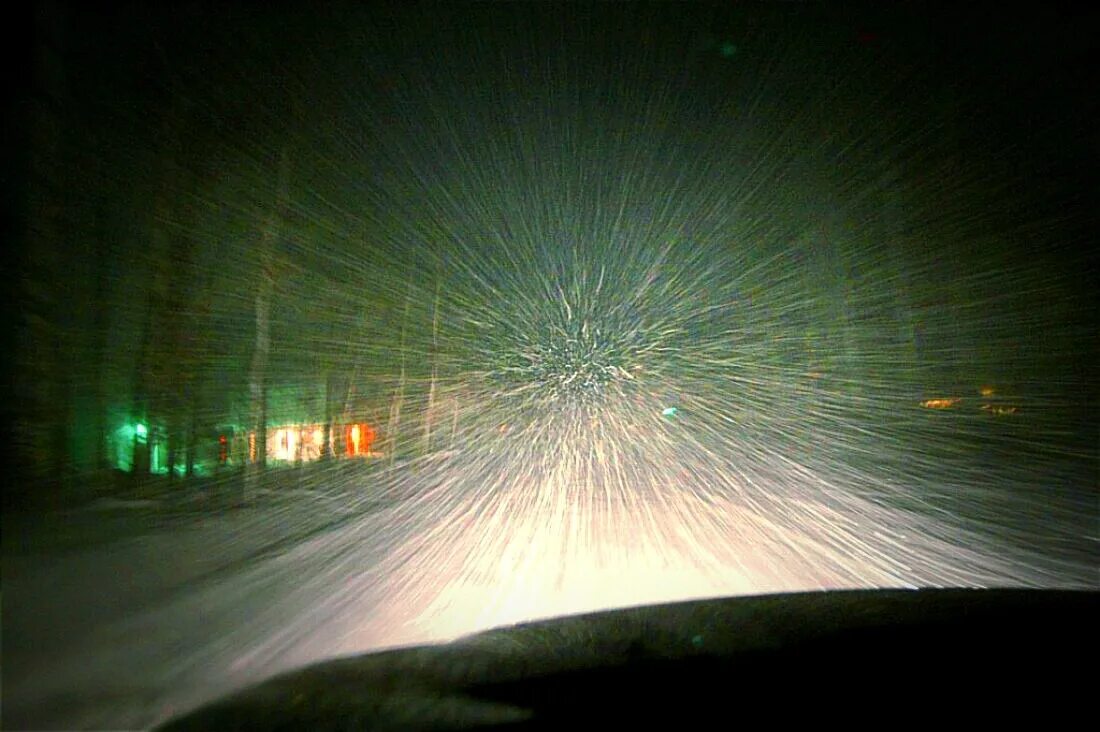 Снежок на дорогу падает. Трасса свет фар. Ночная метель на трассе. Пурга на трассе ночью. Снег из окна машины ночью.