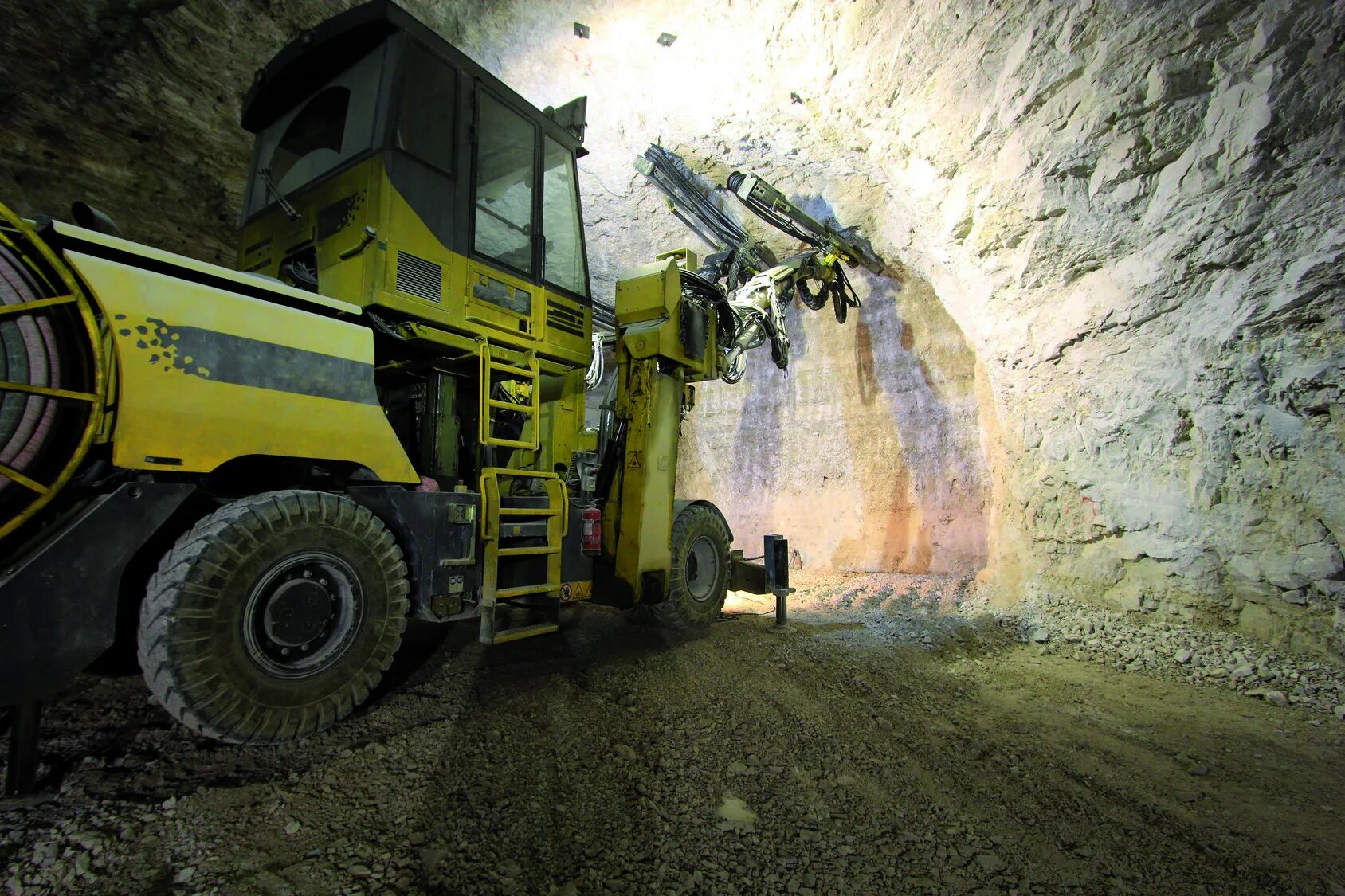 машина в руднике. маркшейдер карьера, рудника, шахты. строительные работы шахты. шахтная постройка. выработка в шахте.