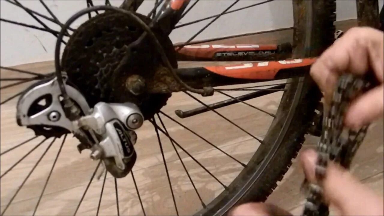 Как поменять цепь на велосипеде. Продеть цепь в задний переключатель. Велосипед Merida цепь починить. Как одеть цепь на скоростной велосипед. Провисание цепи велосипеда.
