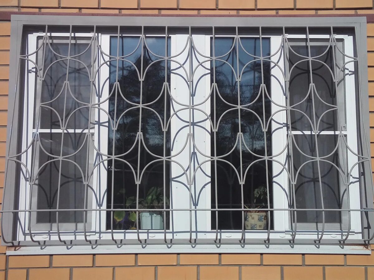 Решетки на окнах цена москва. Решетки на окна. Красивые решетки на окна. Решетки на окна металл. Решетка на окно дутая.