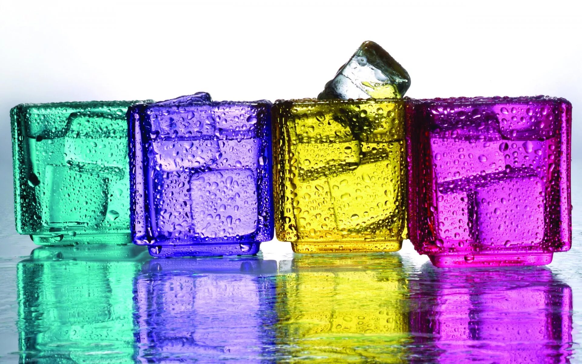 Водные красители. Разноцветный лед. Цветной в воде. Цветные кубики льда. Стеклянный разноцветный кубик.