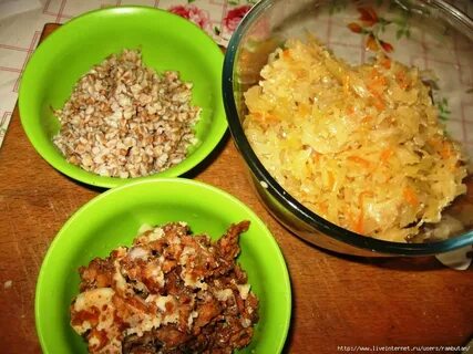 Капуста с гречкой на сковороде