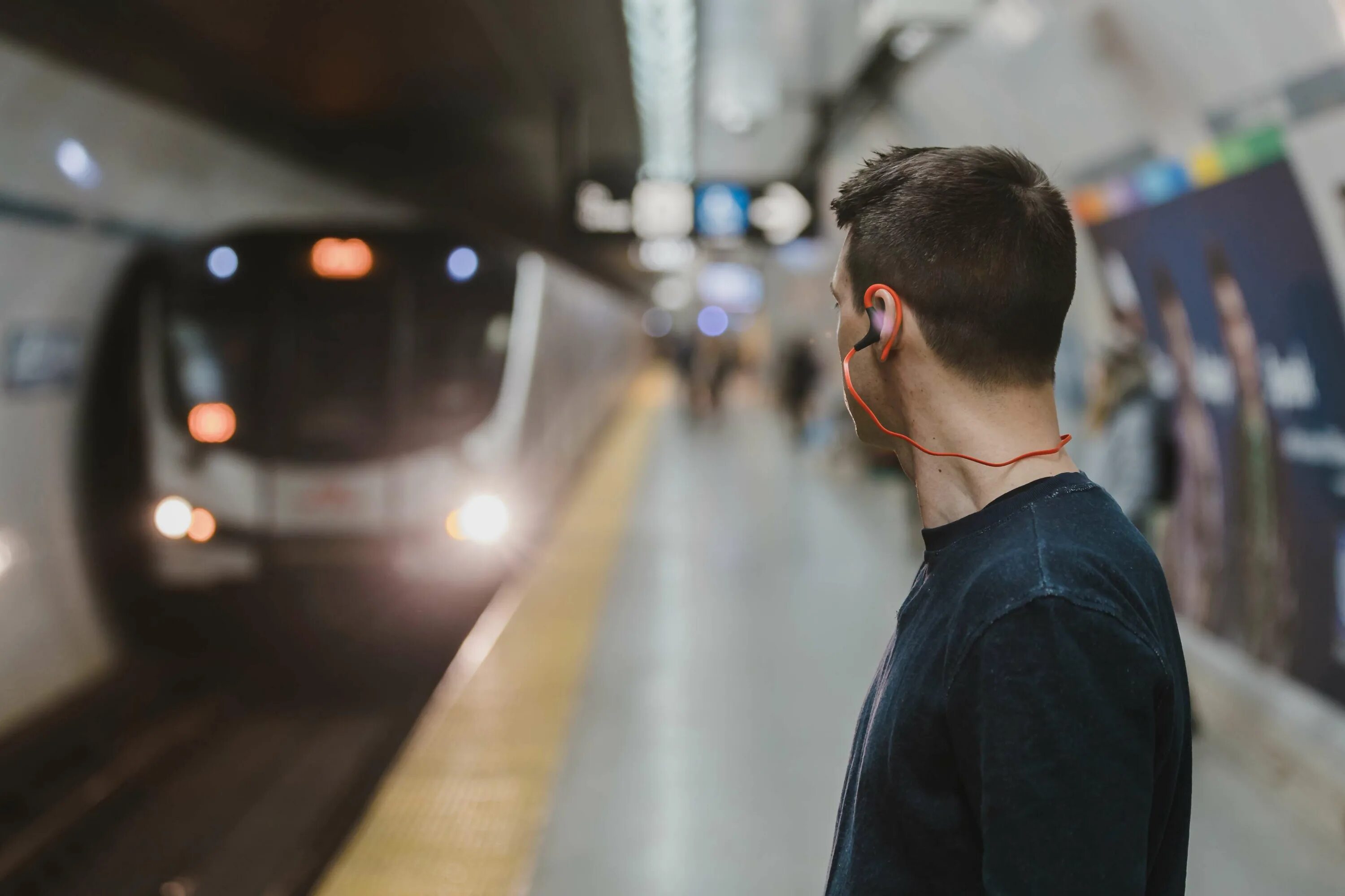 Парень в метро. Люди в наушниках в метро. Парень в наушниках в метро. Человек ждет поезд. Waiting for the man