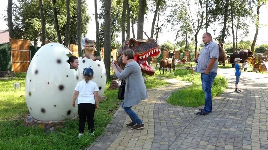 Луки парк сайт. Дино парк Великие Луки. Динопарк Великие Луки. Великие Луки парк аттракционов. Луки парк Великие Луки.