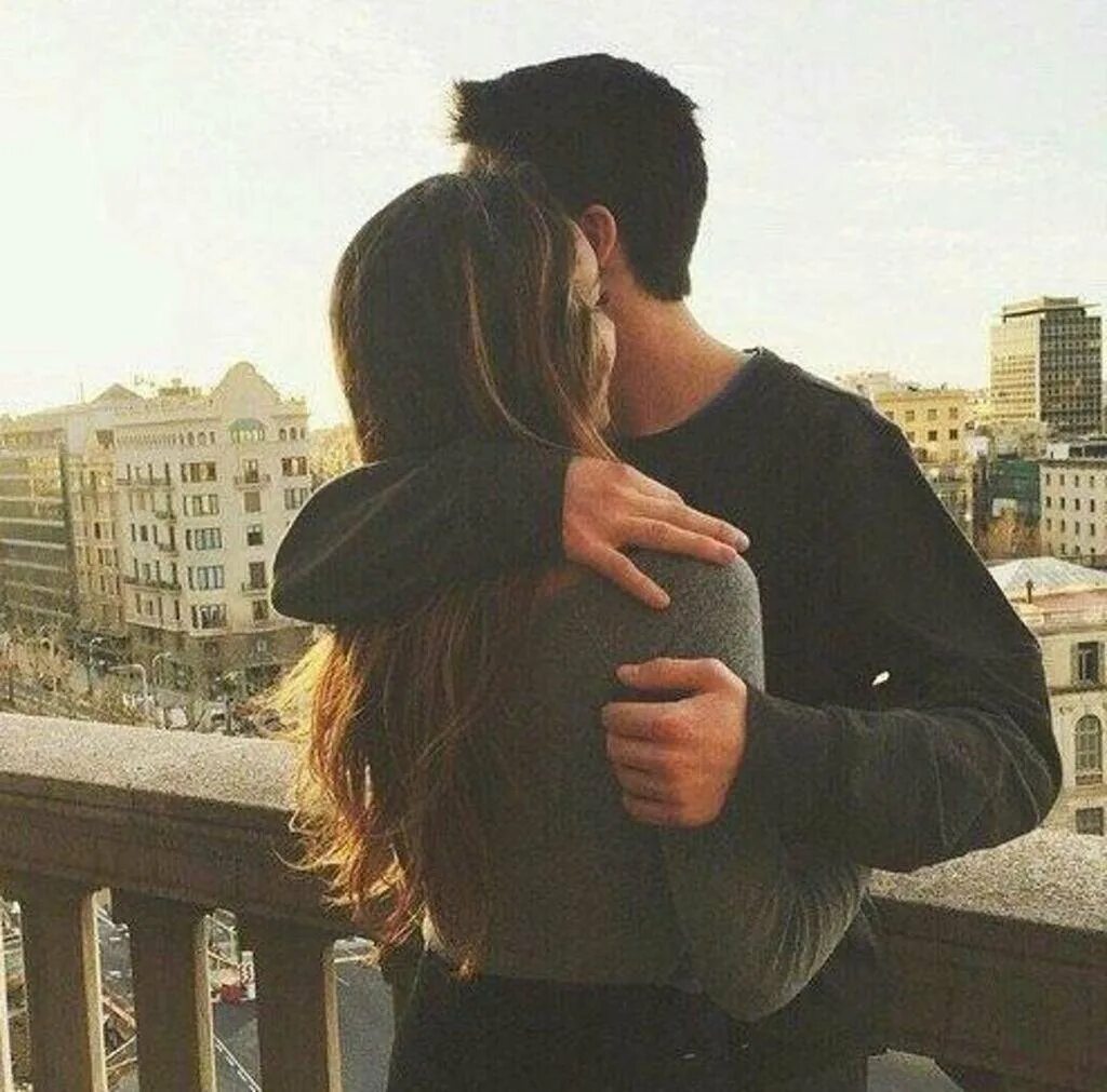 В обнимку без лица. Парень с девушкой на аву. Авы парень с девушкой в обнимку. Парень и девушка обнимаются. Парень и левушка обнимабтсч.