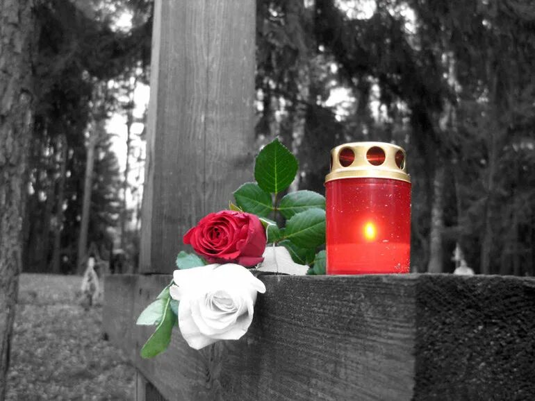 Фонарь на могилу. Горшки с цветами на кладбище. Свечка на могилу. Фонарь из гранита. Кладбищенская свеча.