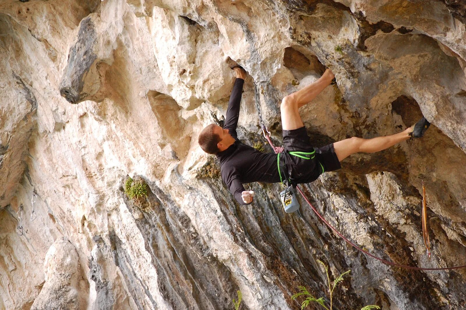 Скалолазание. Скалолазание спорт. Лазание по горам. Скалолазание вид спорта. Rock climber rock climber org ru