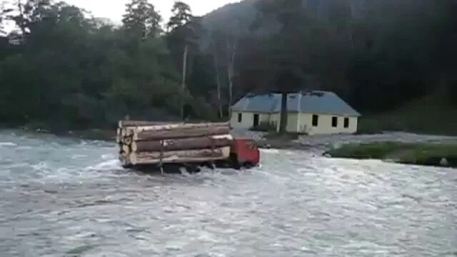 Мы перебрались через реку по зыбкому. Фура в речке. КАМАЗ переезжает речку. Машина переезжает реку. Переезд по реке.