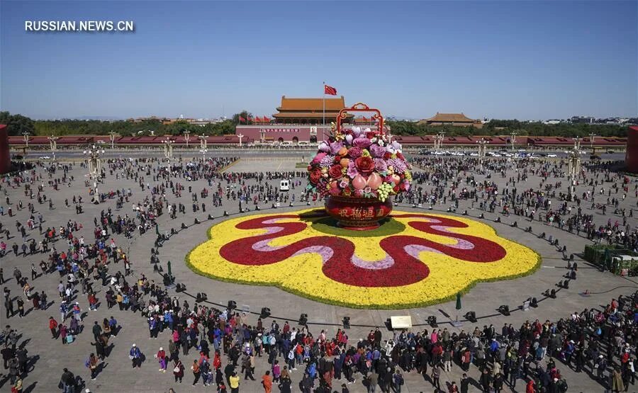 Столица площадь китая. Площадь Тяньаньмэнь в Пекине. День образования КНР на площади Тяньаньмэнь. Площадь небесного спокойствия Тяньаньмэнь цветы. Главная площадь Китая.