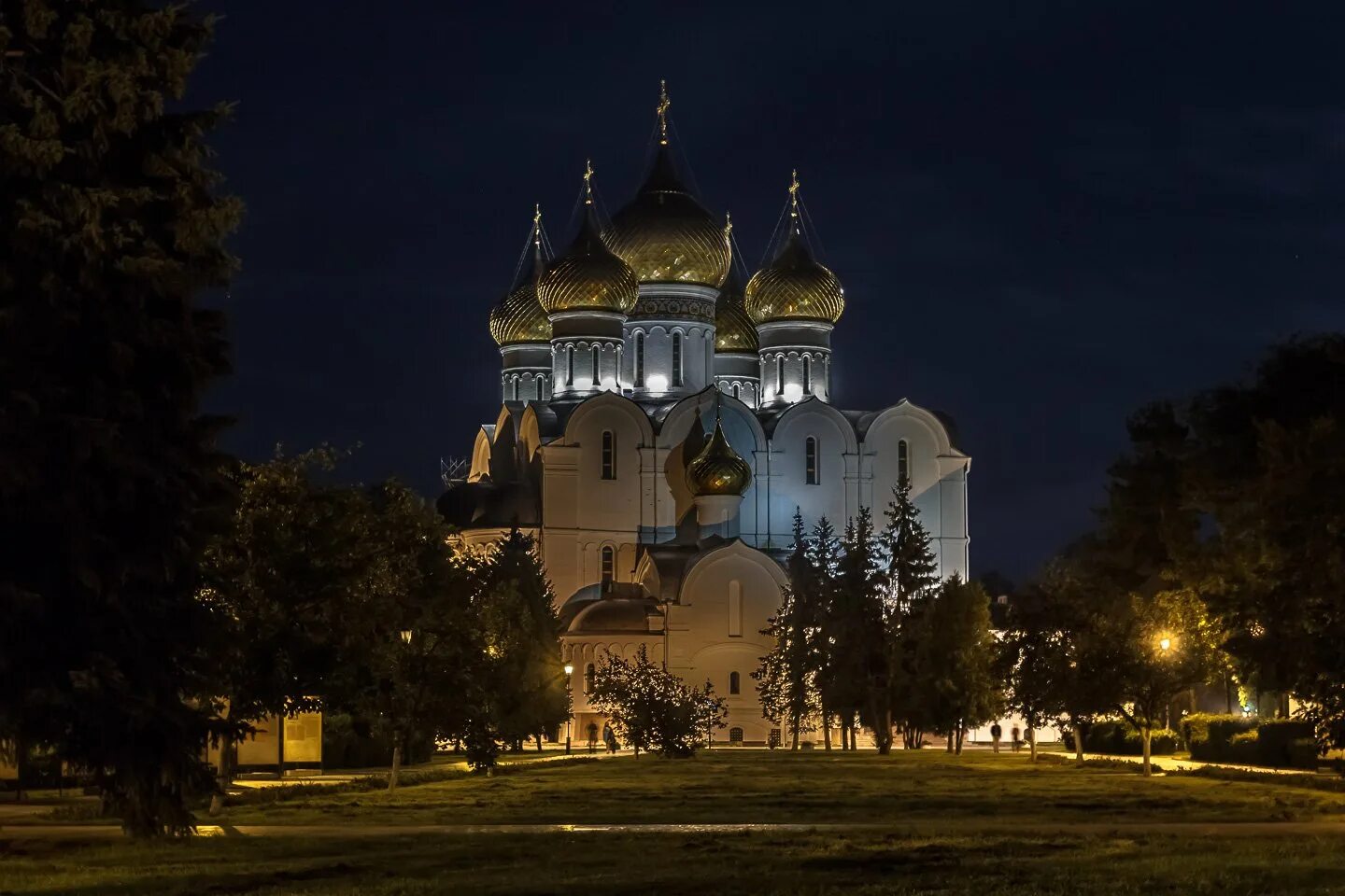 Вильнюс православный храм ночью. Храм в Новочеркасске ночью. Челябинск храм ночью. Церковь Покрова Пресвятой Богородицы (Новочеркасск).