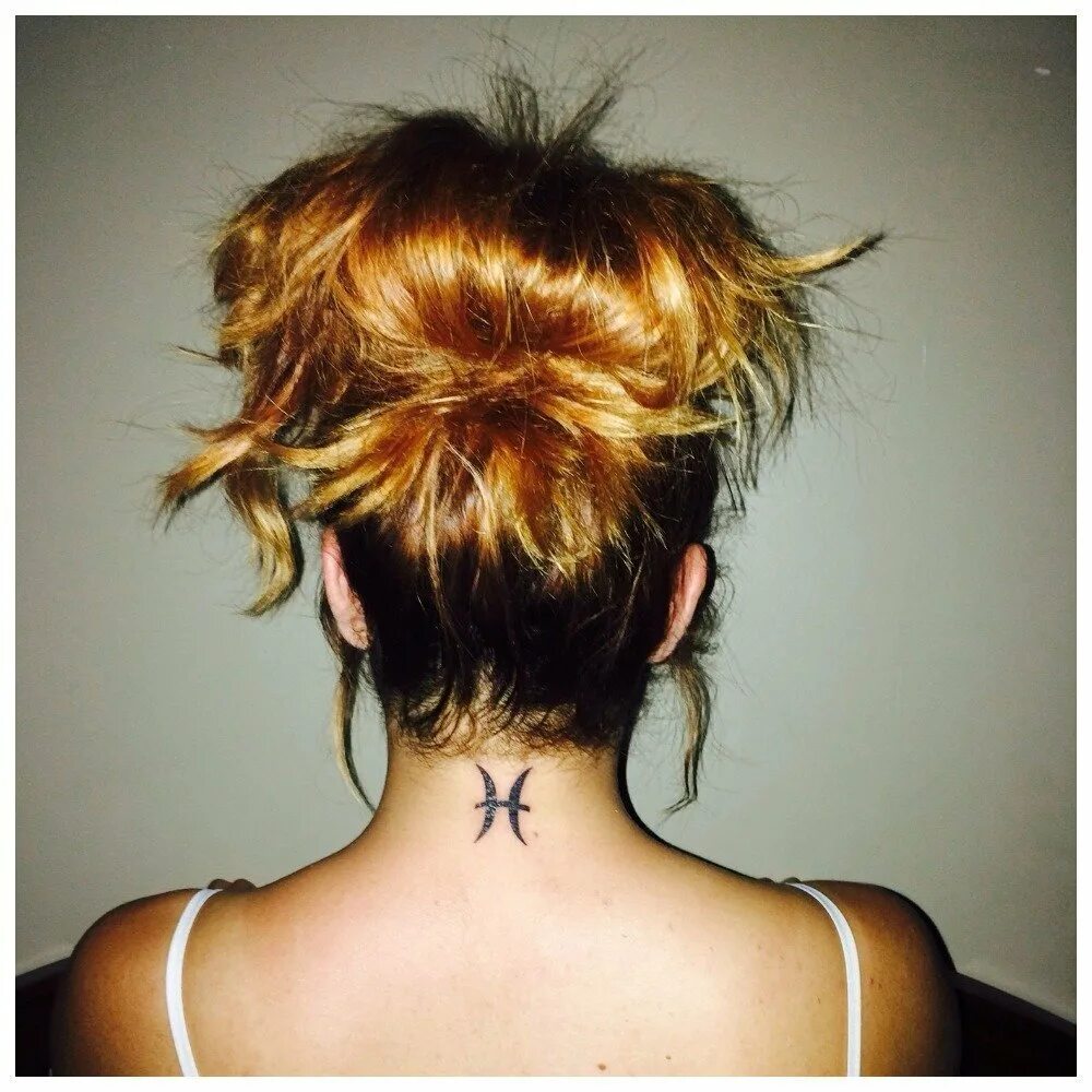тату на затылке для девушек. тату на затылке для девушек. под волосами на шее. тату за ухом для девушек. тату на шее сзади у девушек.