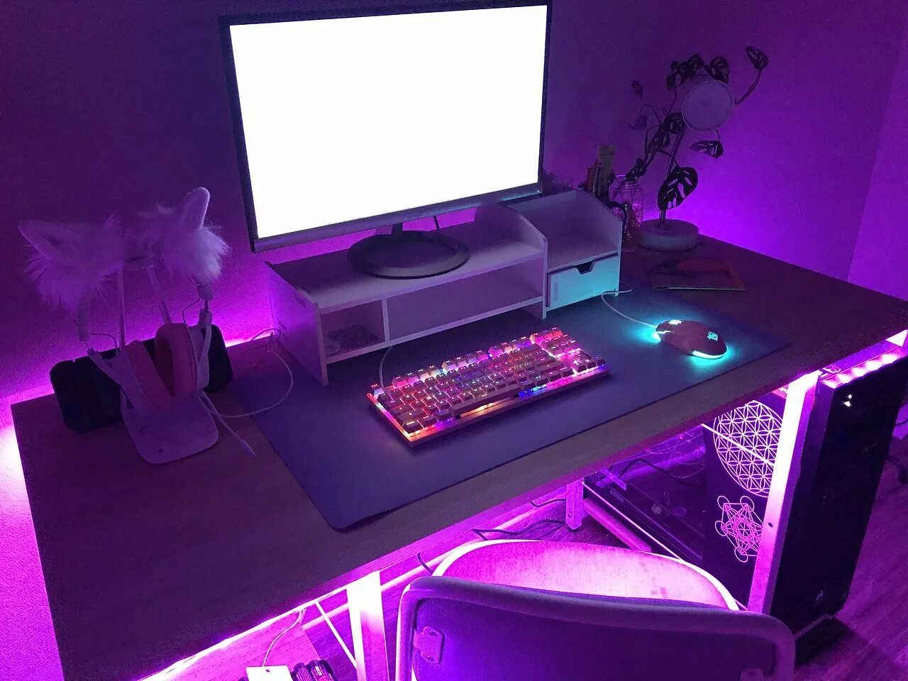 Красивый стол для компьютера. Геймерские комнаты. Красивое компьютерное место. Красивые компьютерные комнаты. Компьютерный стол с подсветкой.