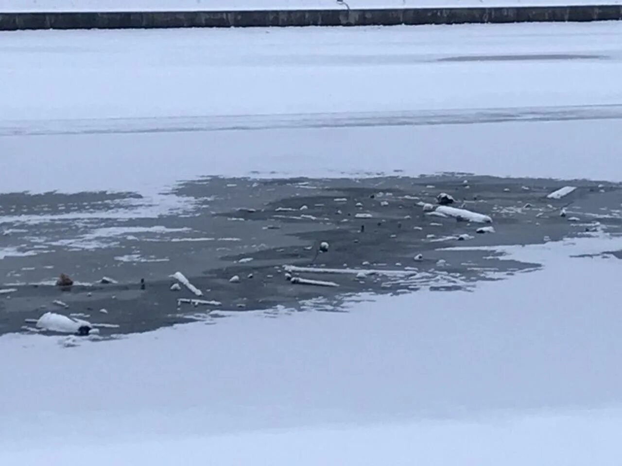 В двине утонул. Снегоход провалился под лед. Ладожский лед на Неве. Полынья на льду. Полынья на Ладожском озере.