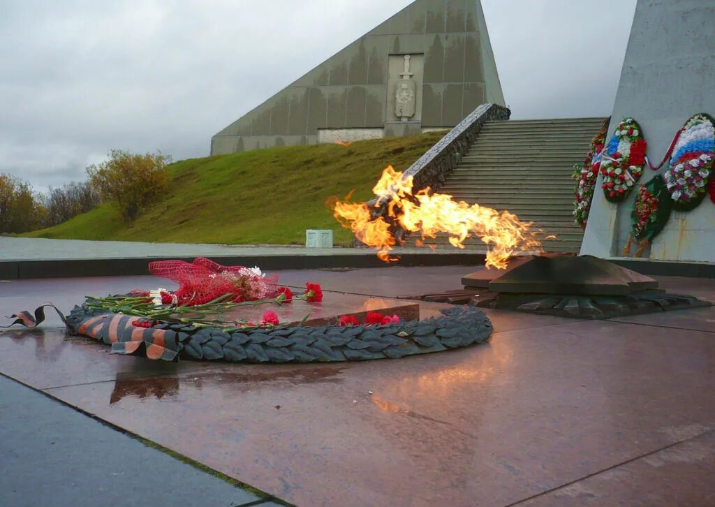 Памятник 9 мая 1966 года в магнитогорске. Алеша Мурманск вечный огонь. Мемориал Великой Отечественной войны могила неизвестного. Мурманск город герой мемориал. Могила неизвестного солдата в Мурманске.