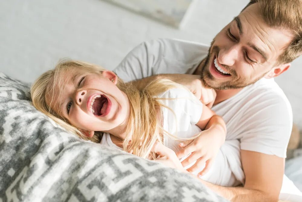 Dad daughter teen. Фотосессия в постели папа. Девочка с папой в кровати. Отец в постели. Папа доченьку в постели.