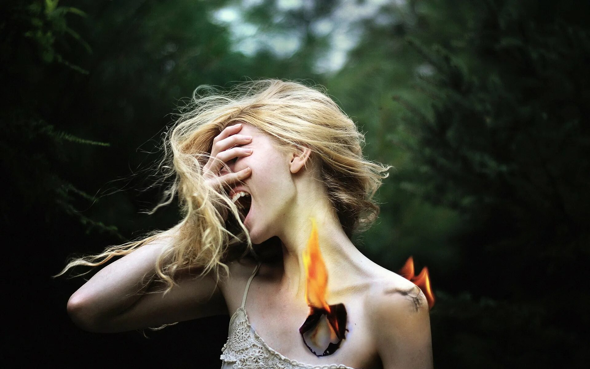 Разочарование сердца. Фотосессия с огнем. Душевный огонь. Девушка и огонь. Девушка горит.