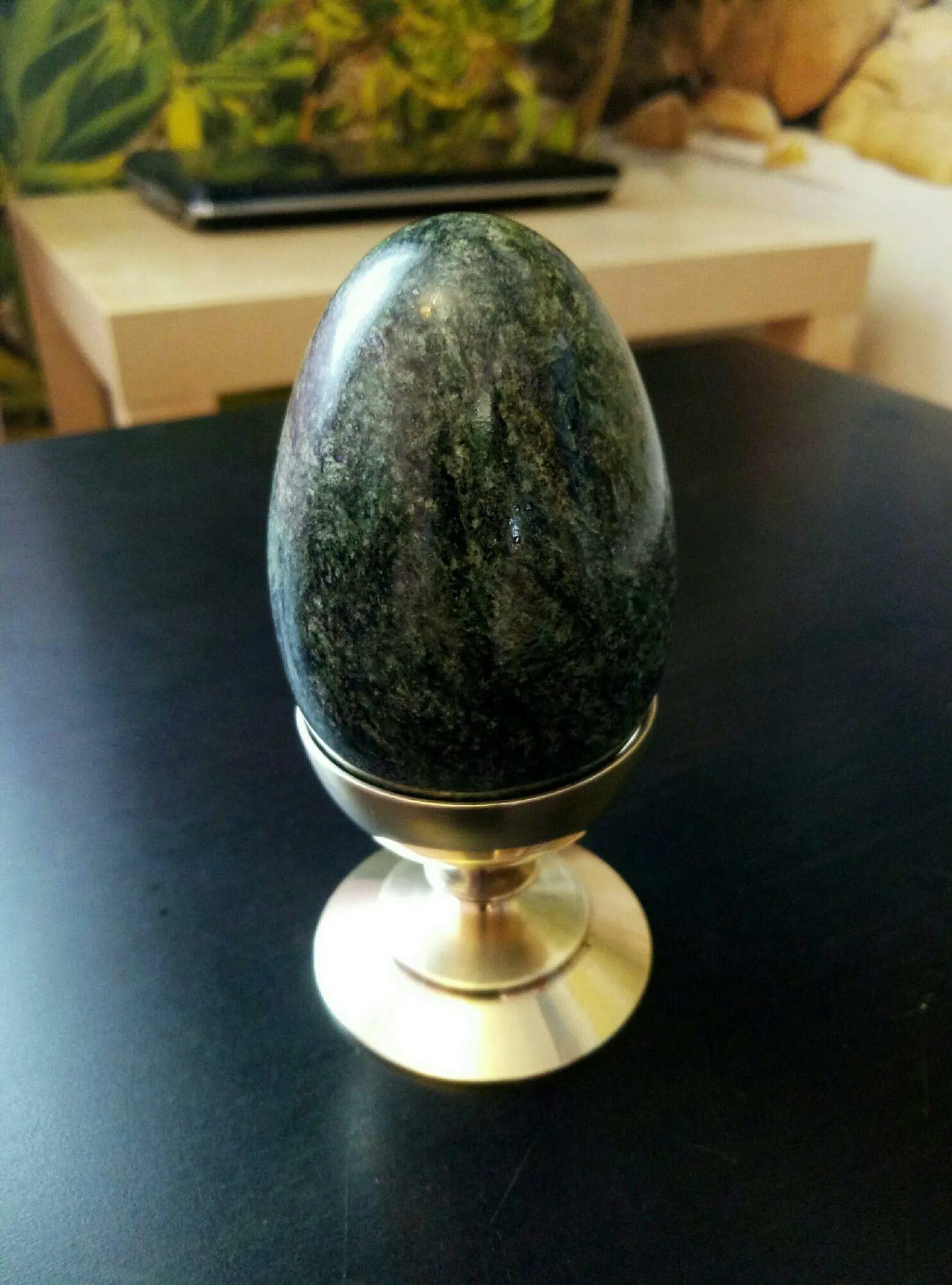 Купить челябинское яйцо. Яйцо из камня змеевик. Каменные яйца. Каменное яйцо на подставке. Яйцо Каменное зеленое.