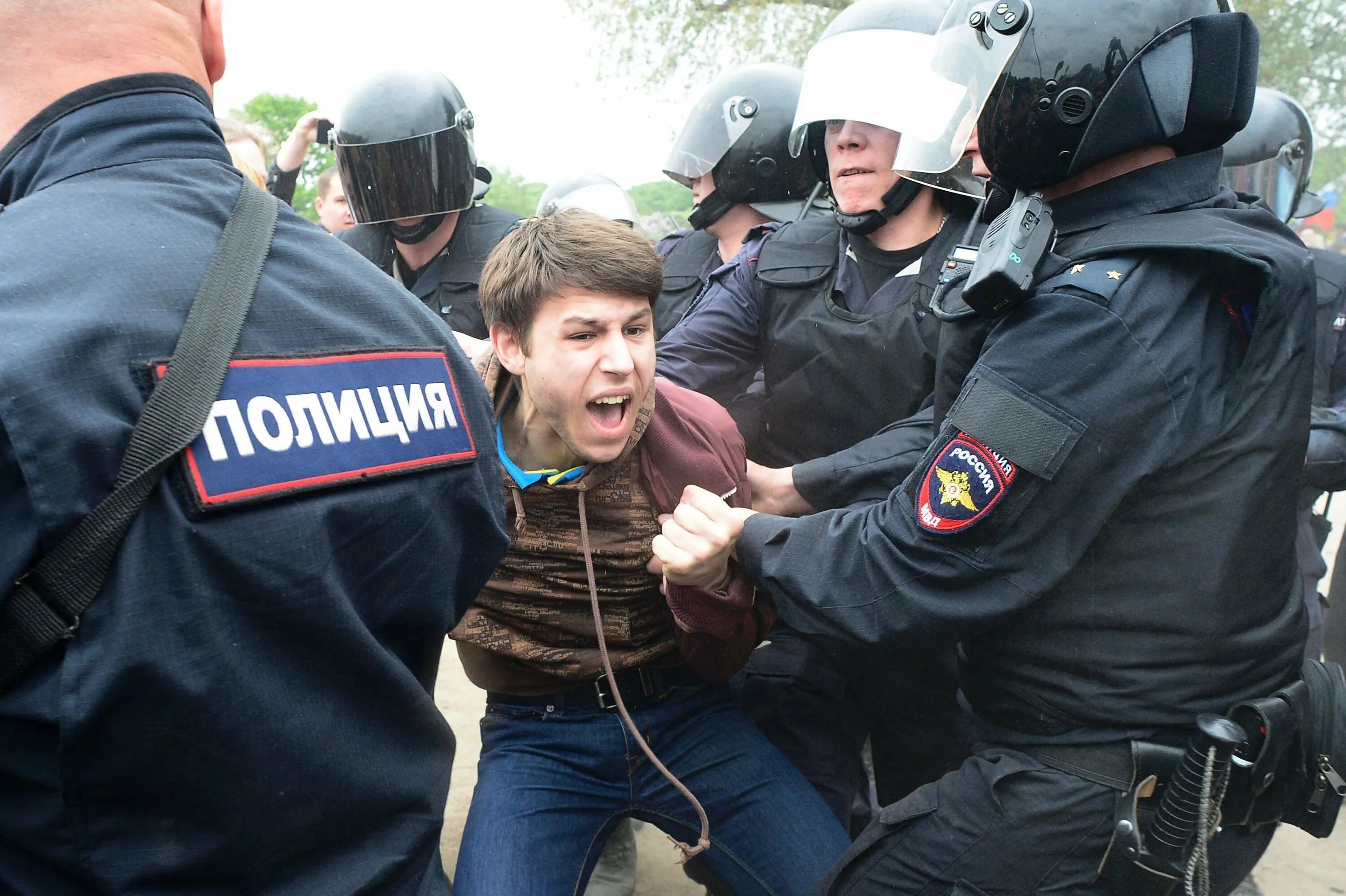 Милиционеры задержали. Неповиновение полиции. Полицейский арестовывает преступника. Полиция России.