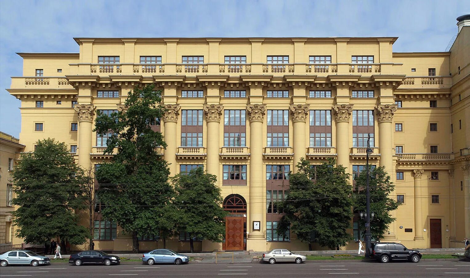 Реки мойки, 114. Первый дом на красной ижевск планировки. Браунштейн и. Бывший комплекс зданий вцспс на ленинском проспекте. Жолтовский дом на моховой в москве.