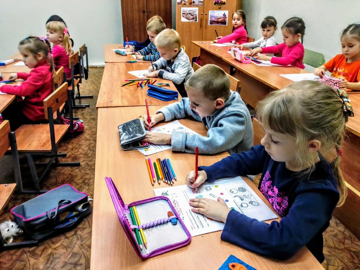 Дети в школе. Младшие школьники. Выбор из предложенных школ. Выбор из предложенных школ. Выбор из предложенных школ.