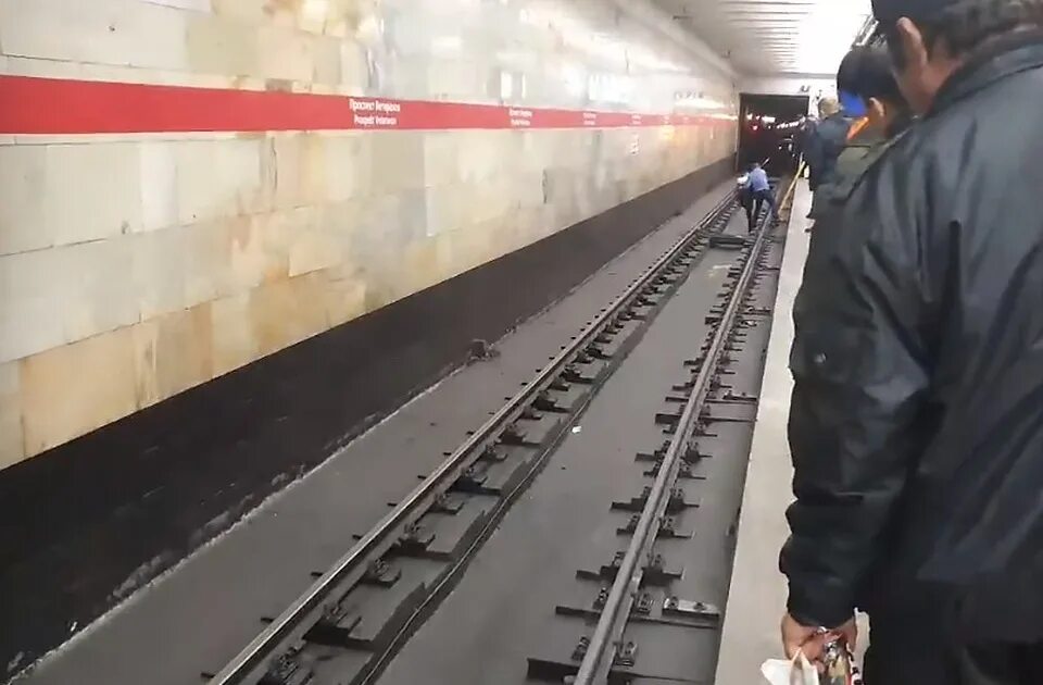 Метро 1994. Упал на рельсы метро москвы. Упал на рельсы метро москвы. Упал на рельсы метро москвы. Рельсы метро.