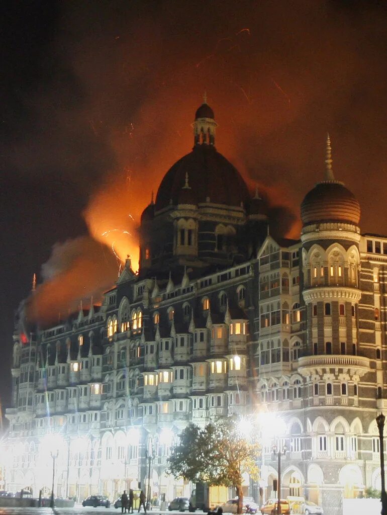 Отель мумбаи сколько погибло. Гостиница Тадж Махал в Мумбаи теракт. Мумбаи 2008 Тадж Махал теракт. 26 Ноября 2008 отель Мумбаи.