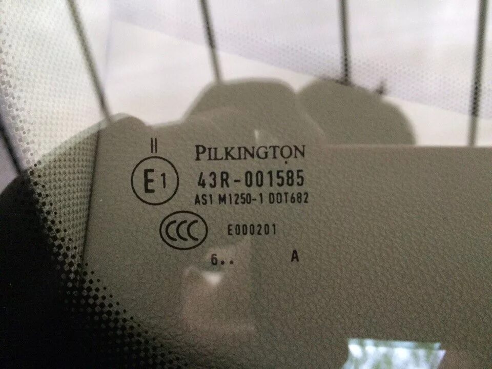 Различие между китайским лобовым стеклом и оригиналом. Как отличить оригинальное стекло. Стекло лобовое hgs маркировка на стекле. Pilkington лобовое стекло as1m1250dot682 43r-001585 расшифровка. Различие между китайским лобовым стеклом и оригиналом.