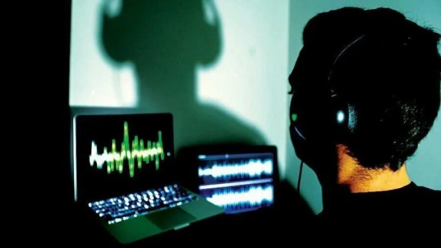 Незаконное прослушивание. Смартфон подслушивает. Контроль телефонных переговоров. Прослушивание телефонных переговоров. Прослушивание переговоров.