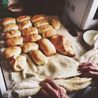 Бабушка решила испечь пирожки