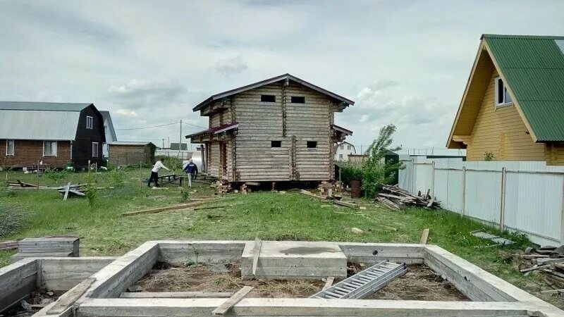 Перенос дома на другое место. Передвинуть дом на участке. Передвинуть дом на сваях. Перемещение деревянного дома на участке. Перемещение деревянного домика на участке.