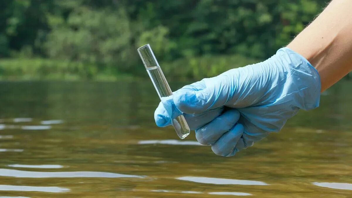 Пробы качества воды. Забор проб воды. Забор воды на исследование. Пробы загрязненной воды. Исследование подземных вод.