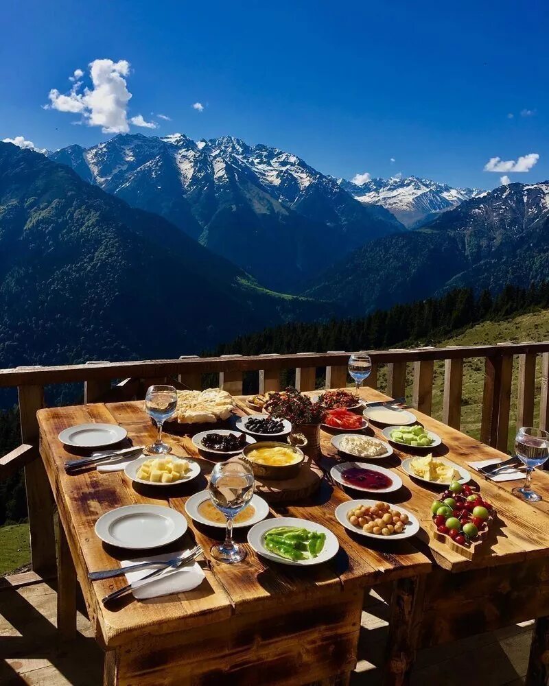 Шамони завтрак горы. Завтрак в Альпах. Завтрак на природе. Красивый завтрак. Завтраки красная поляна